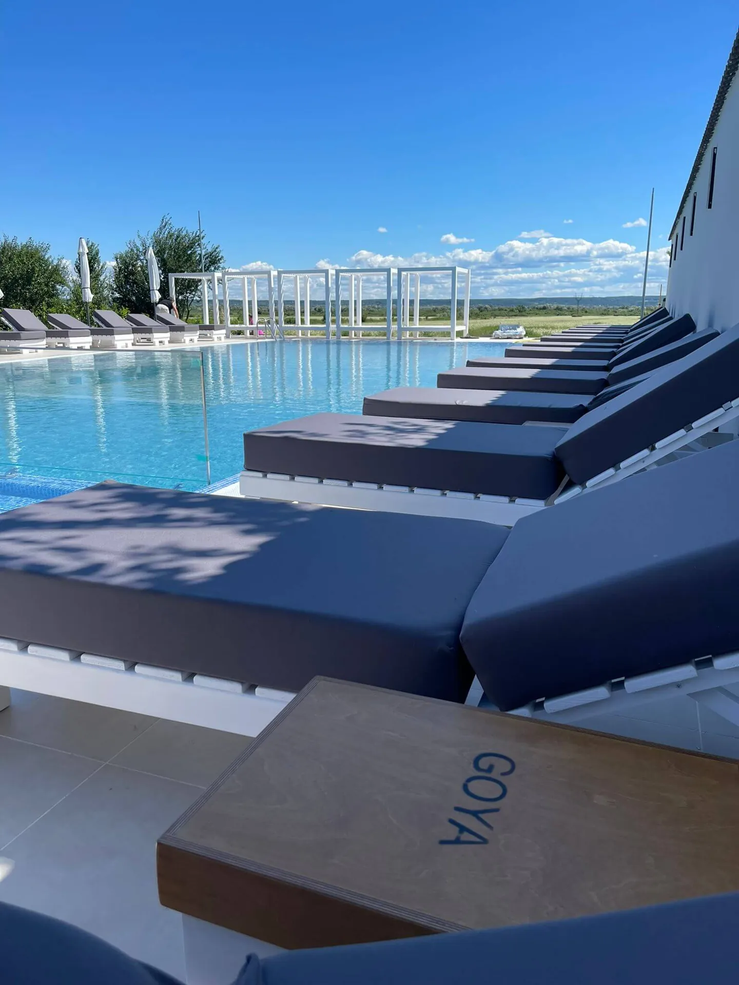 Piscina exterioară Goya Pool și șezlongurile